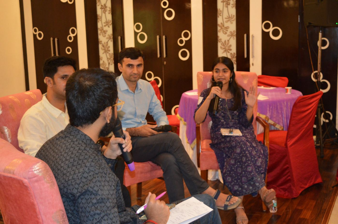 Social Impact Circle-இல் ஒரு சிறு குழு உரையாடல்
