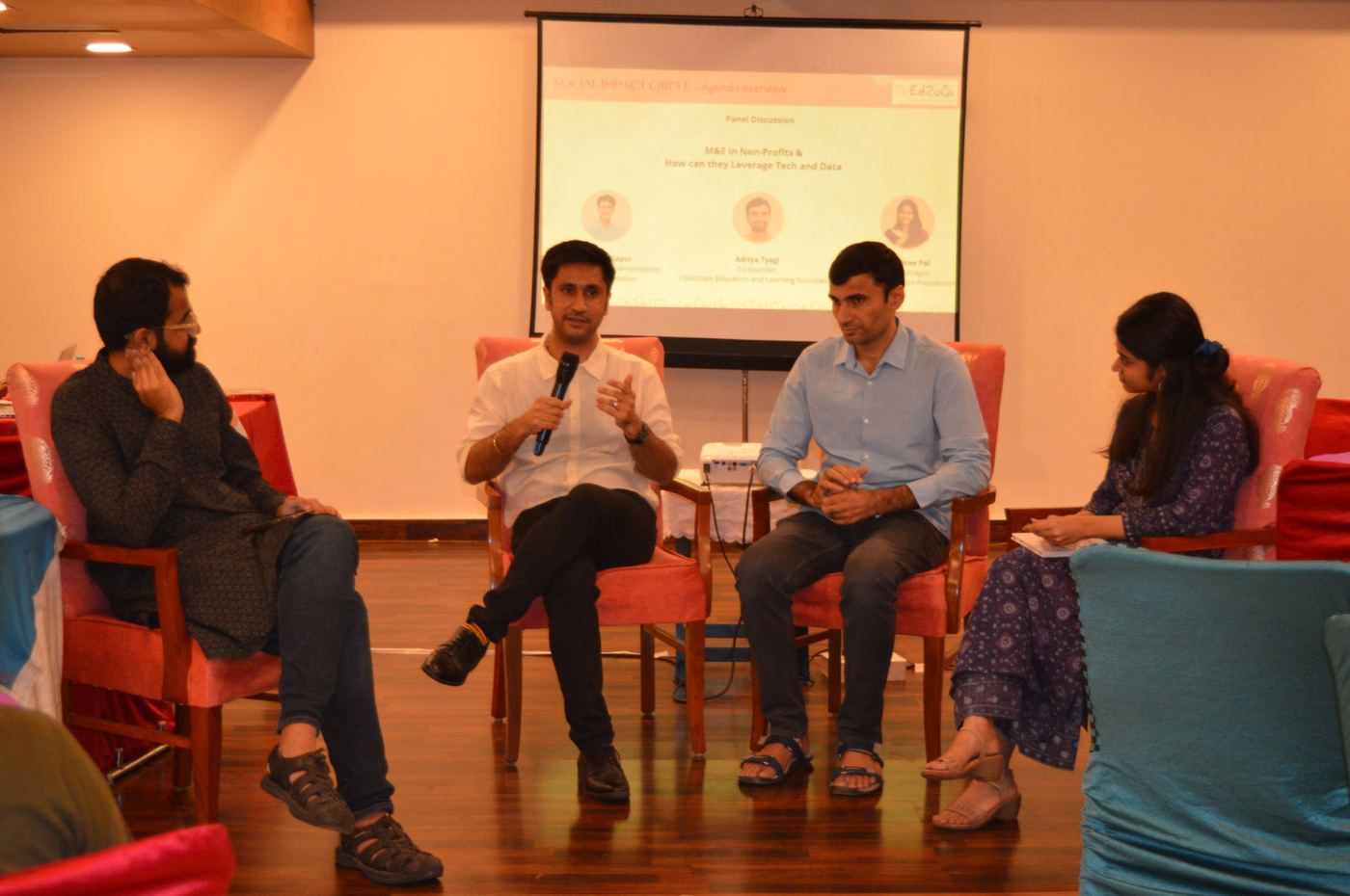 Social Impact Circle-இல் ஒரு குழு விவாதம்