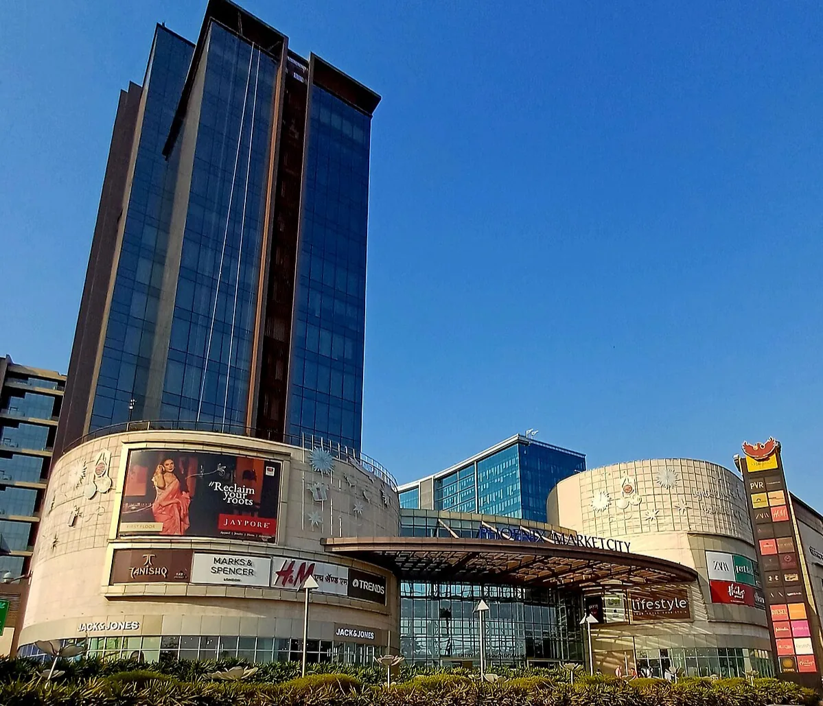 Closeup_of_Phoenix_Marketcity_Complex_in
